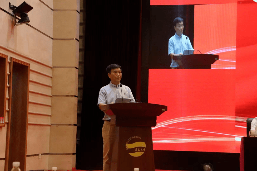 我院侯忠生教授作为研究生导师代表在青岛大学2021级研究生开学典礼上