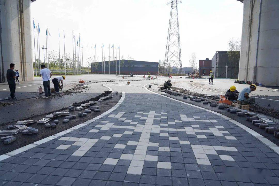 工人正在进行核心广场夜景照明铺装.