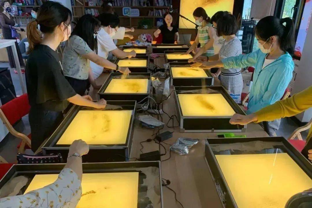 家门口的沙画课巧手绘出感人瞬间致敬一线防疫天使