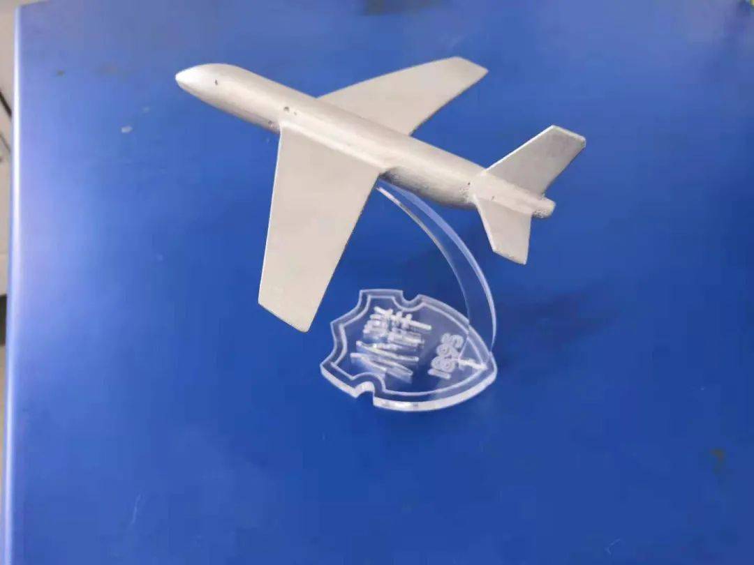 "各式各样的卡通人物由他们的奇思妙想化为现实学生操作加工中心加工