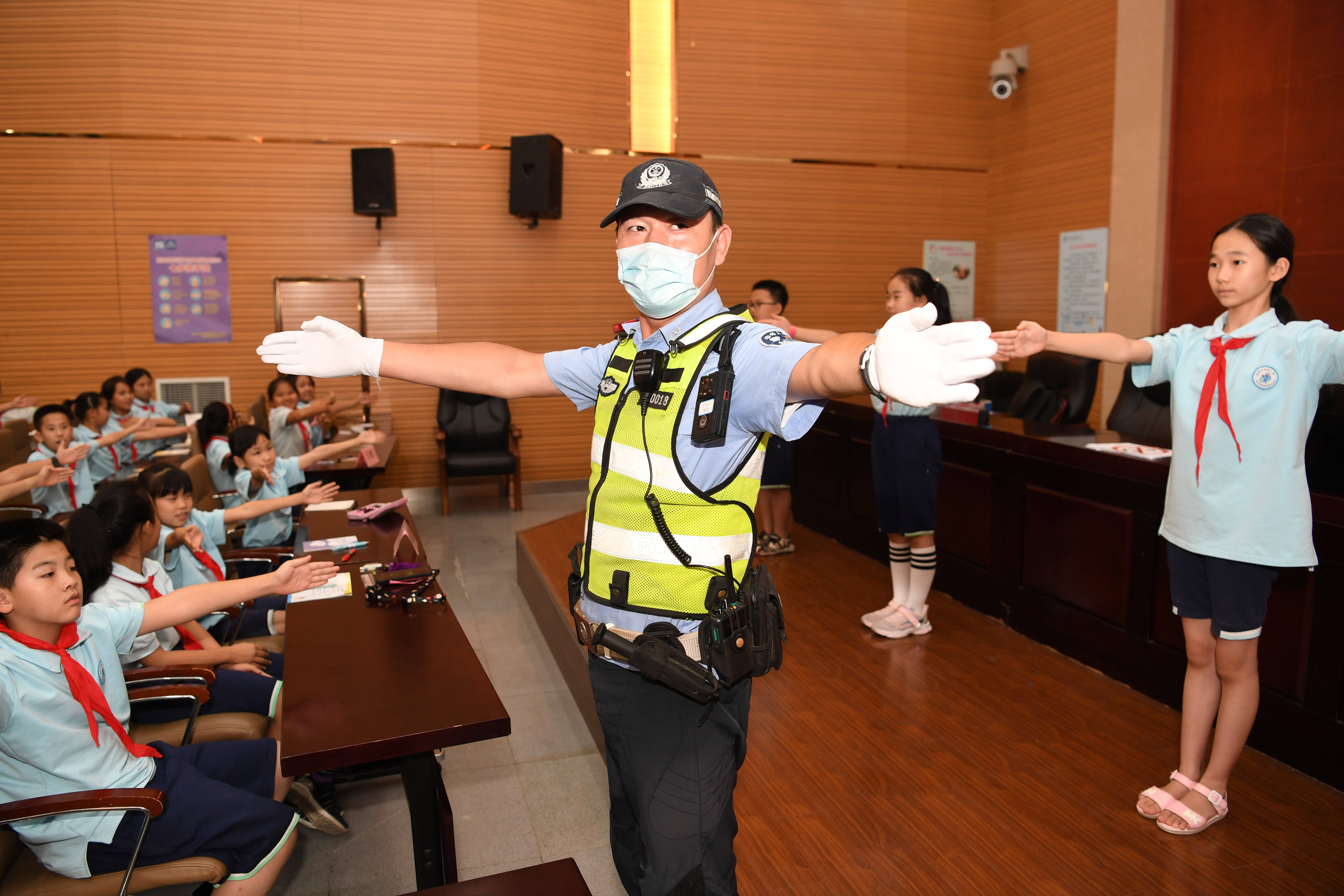 9月13日,合肥市公安局交警支队包河大队民警教学生们学习交警手势.