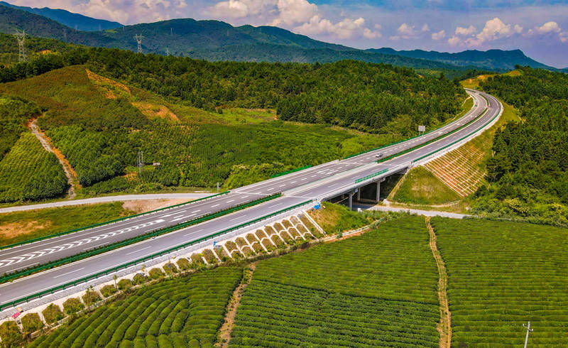 萍莲高速全长约75公里,北起萍乡至洪口界(赣湘界)高速公路,南至莲花县