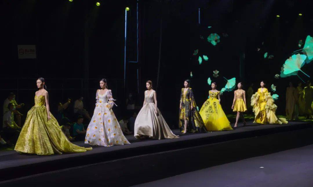 橙黄色|精彩！来享受一场“麦浪滚滚”的视觉盛宴！