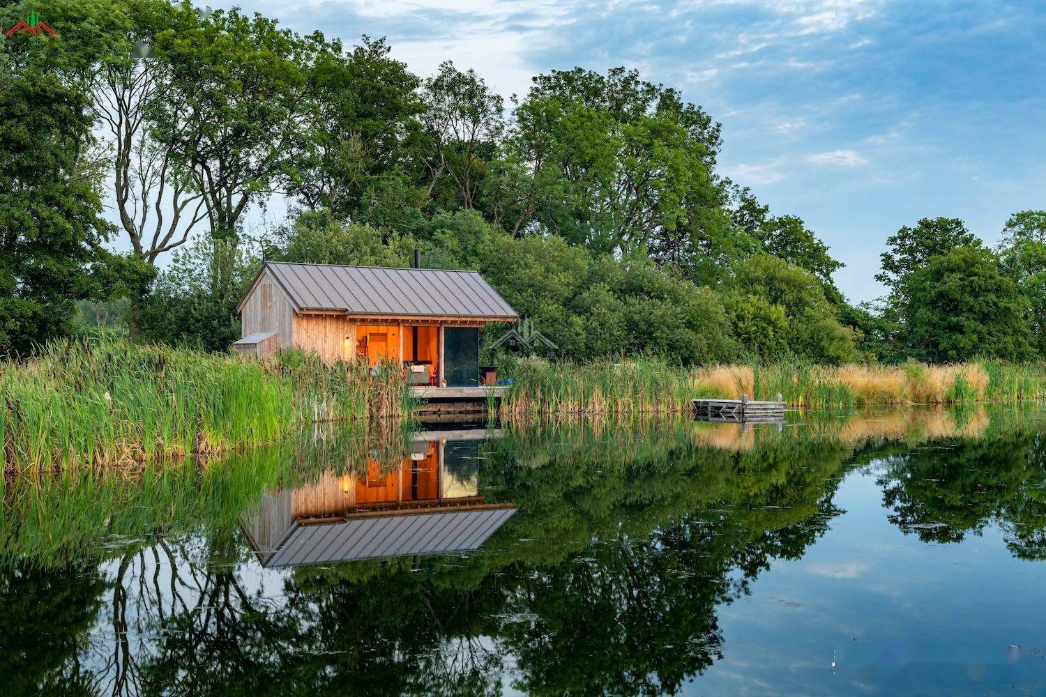 看到这个池塘小木屋我也想跑回农村乡下的池塘边上建造一个