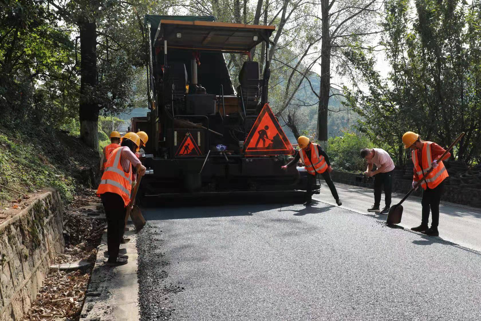 安龙公路管理段实施沥青路面修复养护工程 让群众出行更方便