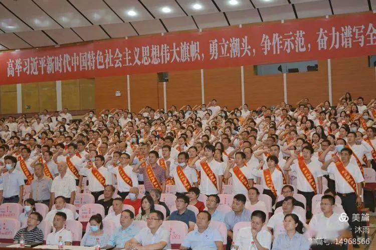 受表彰教师代表东乡一中陈志明在会上发言受表彰教师代表王桥中学洪建