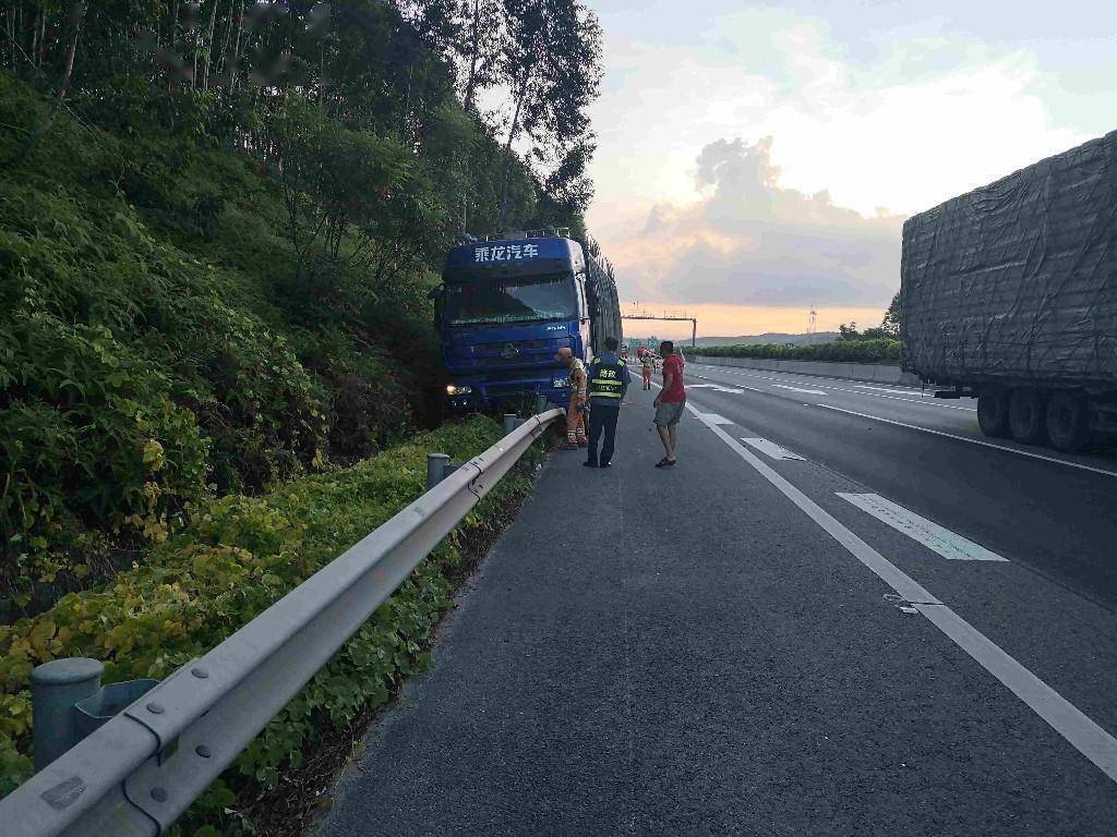 近日,g94肇花高速公路往肇庆方向大塘路段发生惊险一幕:一辆重型货车