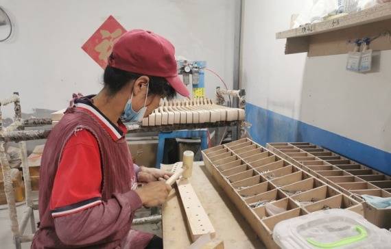 中国"吉他小镇"的新生与新声_鄌郚