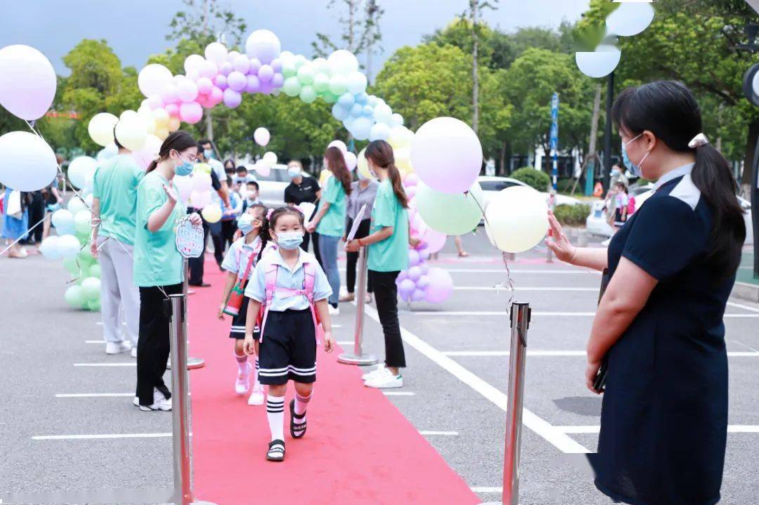 我是小学生啦|开学第一天,你们的笑容明媚了整个东外校园~_年级