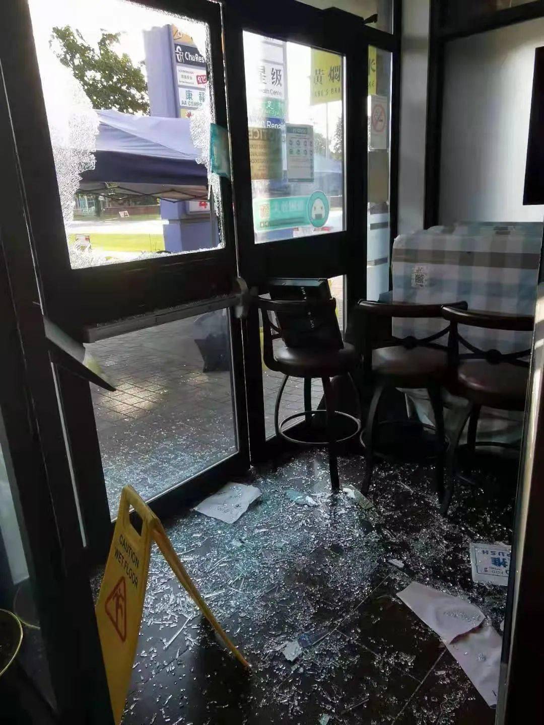 以及一扇被砸坏的玻璃门.