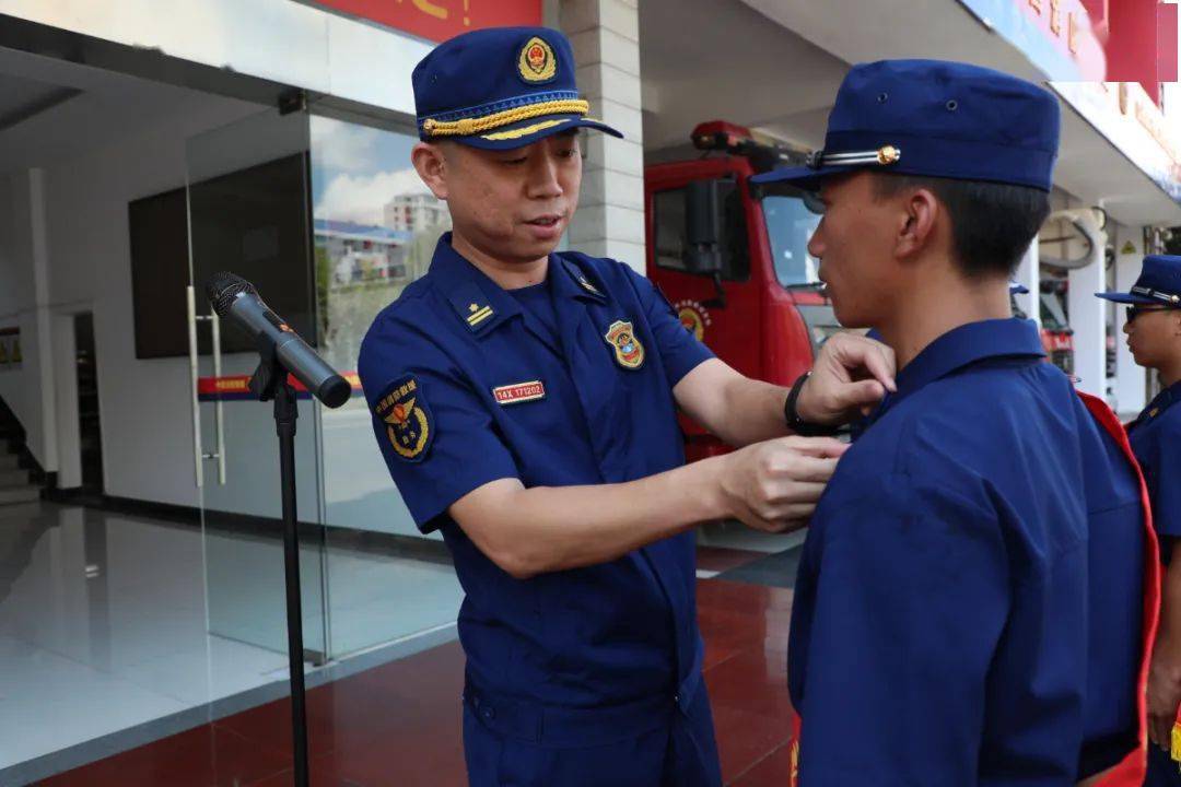 新装亮相赣州市专职消防员换装