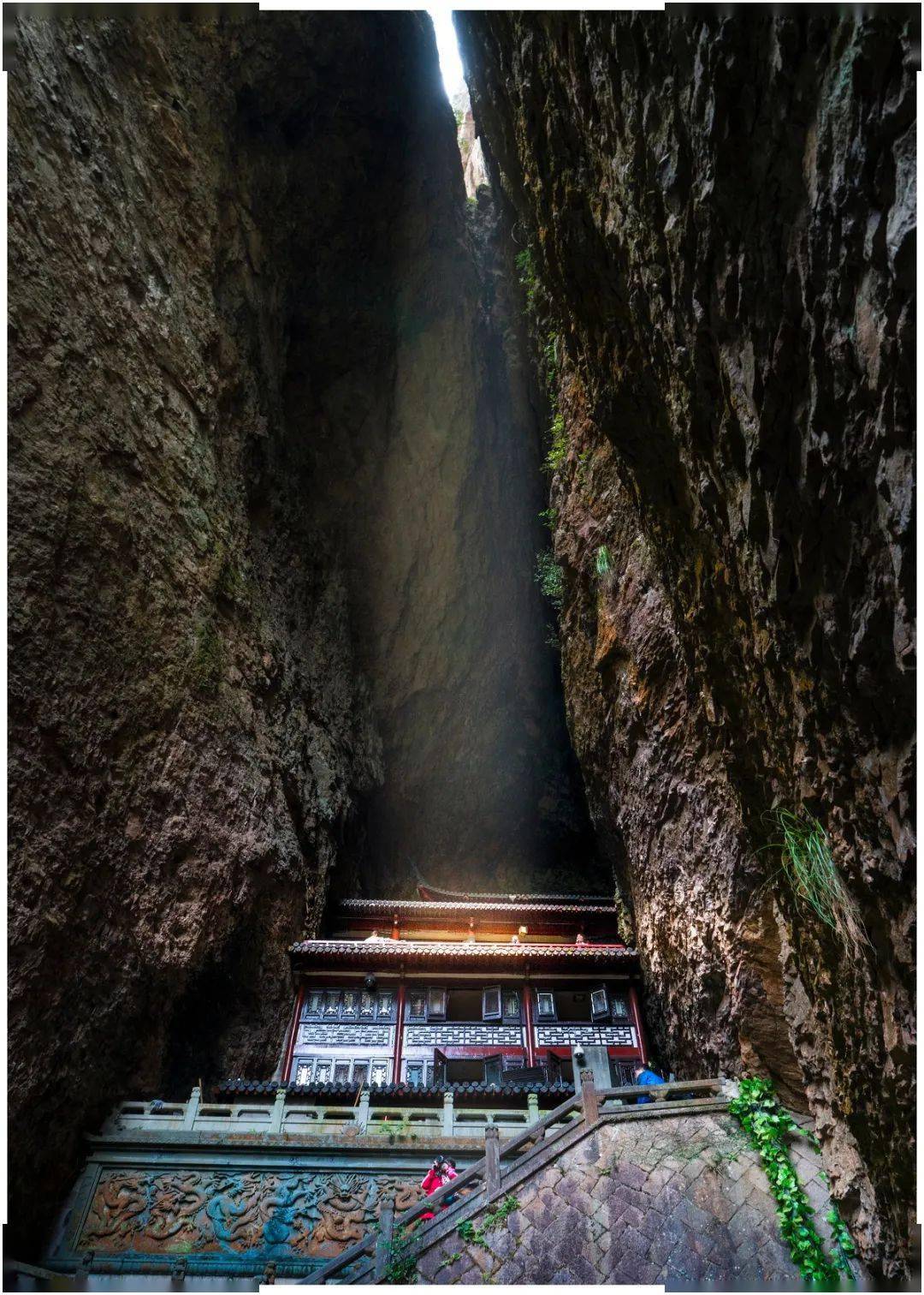 有合掌峰下的"雁荡山第一洞天"观音洞,还有灵峰古洞,北斗洞,碧霄洞