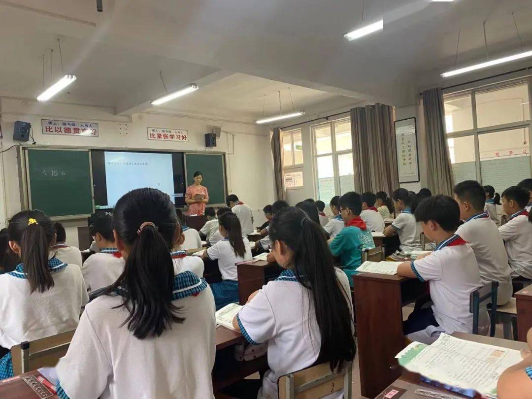 「开学伊始」[校园快车]在学年开始时，常规是先去