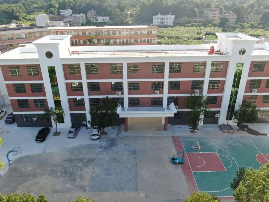 五华这个学校新建了一栋教学楼.