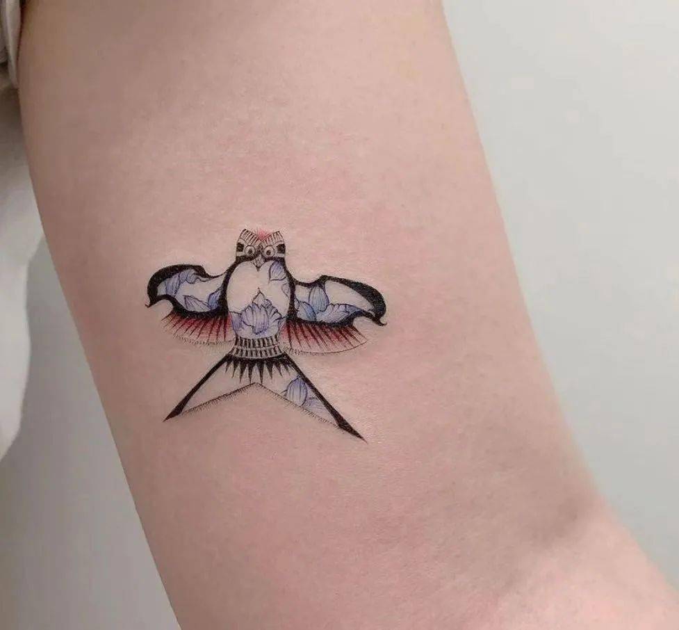 拿在手里挂在天边的风筝纹身