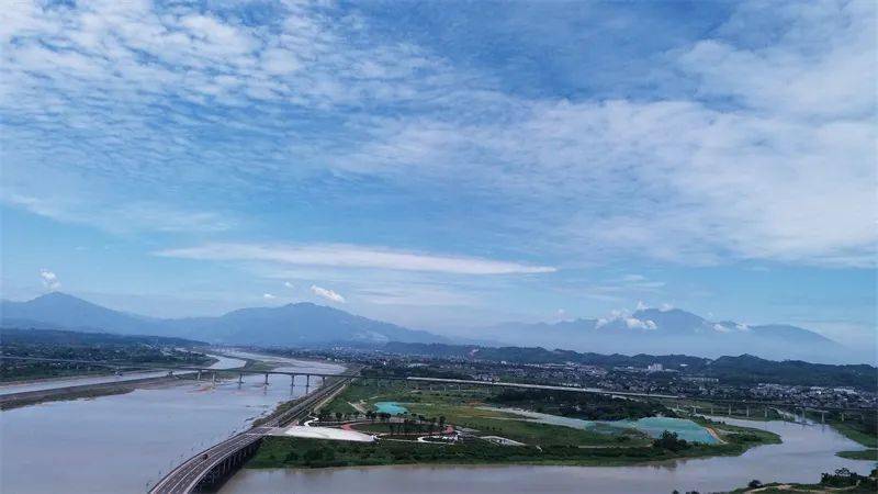 溪流渺渺净涟漪,鱼跃鱼潜乐自知(地点:白马镇光明村)