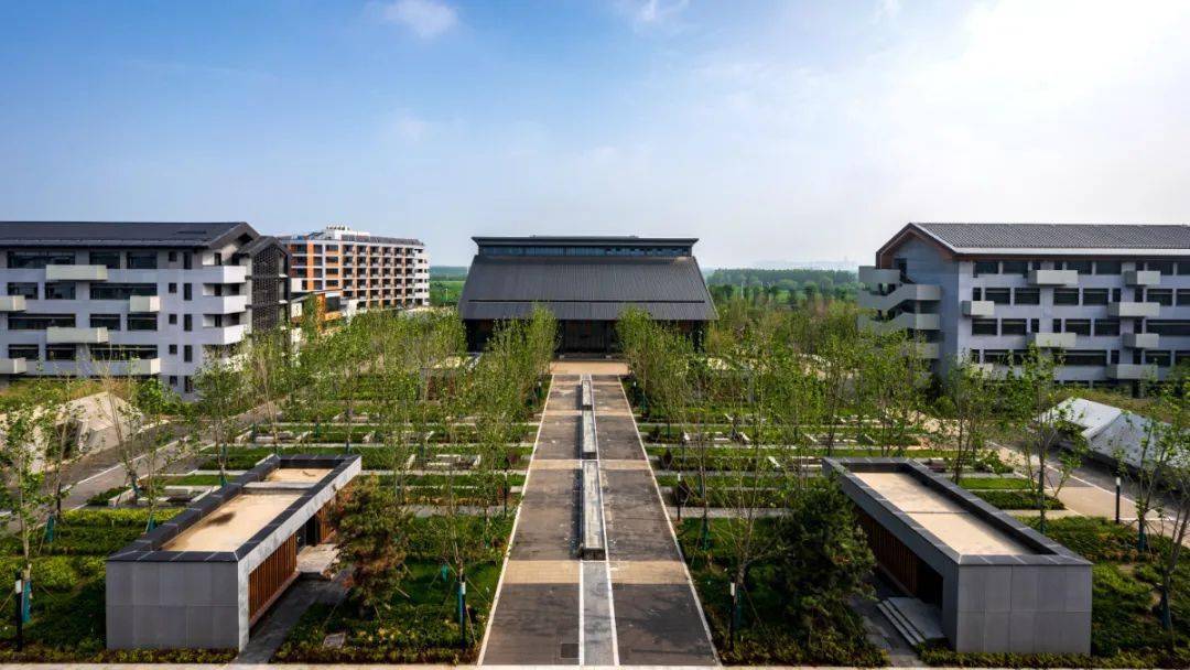 大兴一中以"和合一中,大德育人"为办学理念,坚持"育德筑心,知行合一"