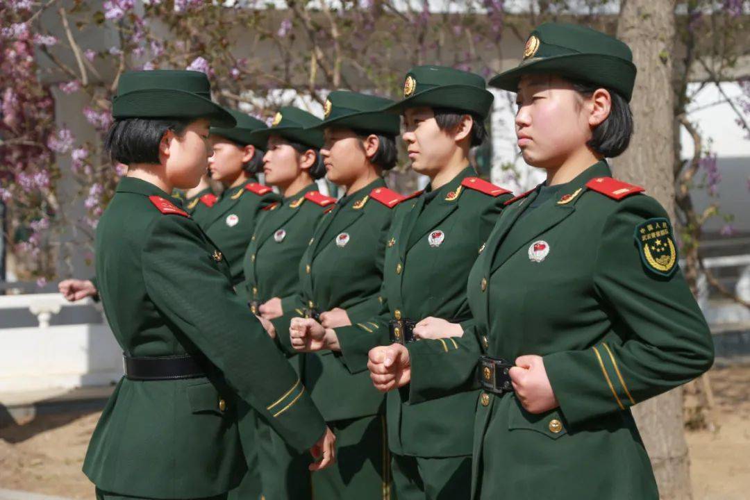 武警女兵春秋常服图片图片