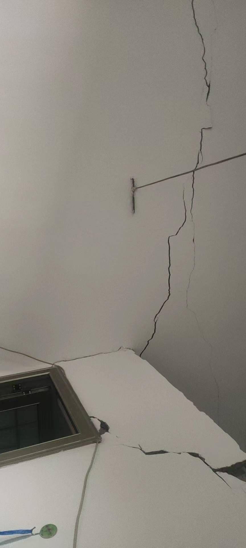 四川泸县地震致3死60伤上万人转移6万户停电居民房子成片倒塌