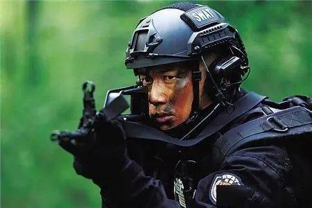 新剧上线|《雪豹特战》硬核"土豪"的"红色气质"很高燃!_郑帅