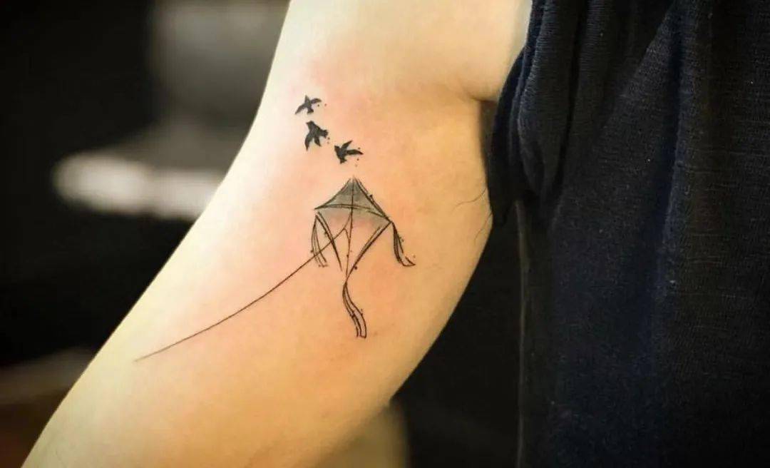 拿在手里挂在天边的风筝纹身