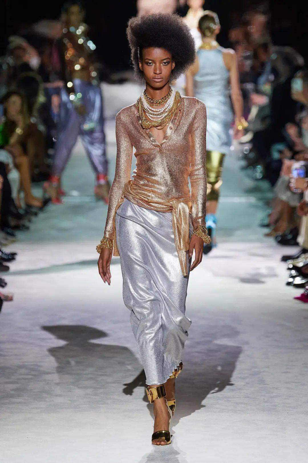 简风|穿得光彩照人，才是最新的时髦