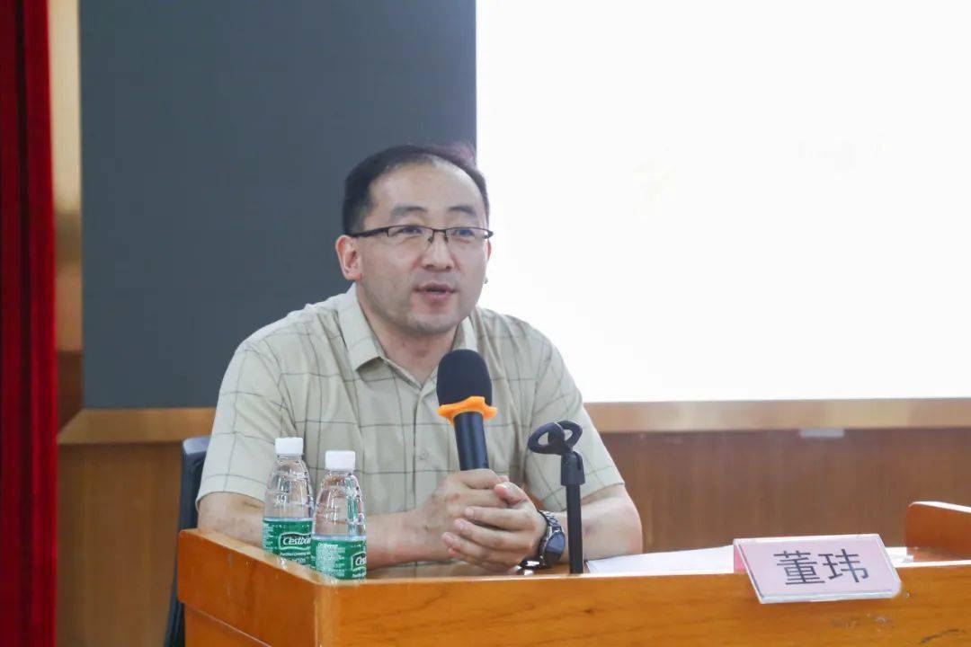 本次活动,董玮老师作了主题为《班主任工作的技巧及理念》的专题培训.