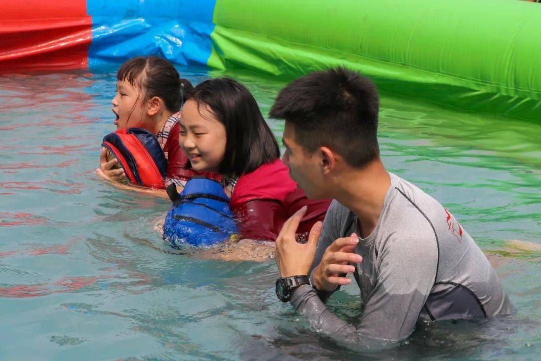 小编在防溺水体验现场看到,学校的操场上架起了一个大型充气泳池,经