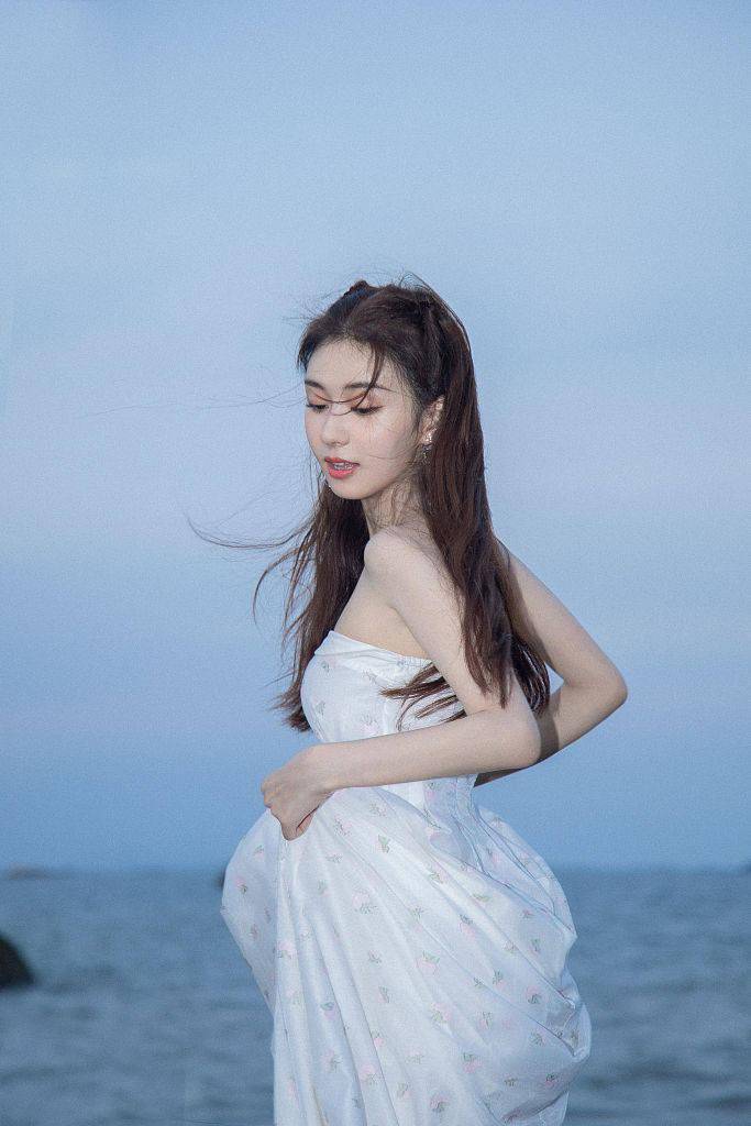 公主|郑合惠子白色玫瑰纱裙仙气十足 甜美精致吹海风似精灵