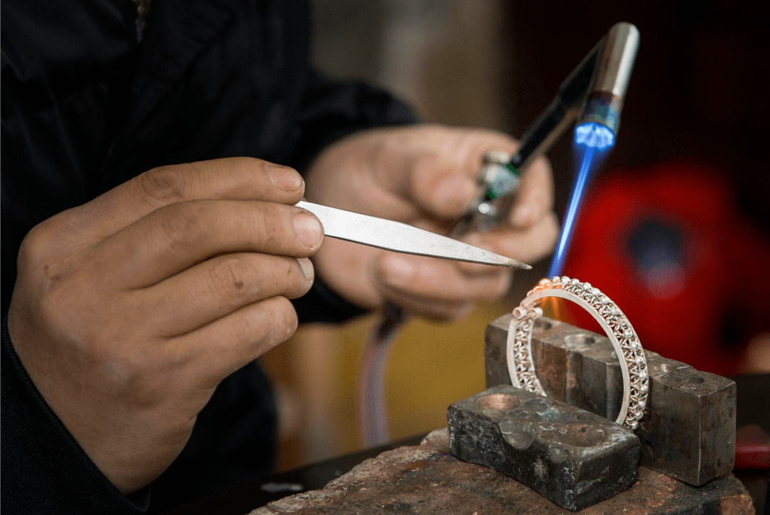 安顺风物用一锤一凿守护一门手艺安顺九龙屯的银匠世家