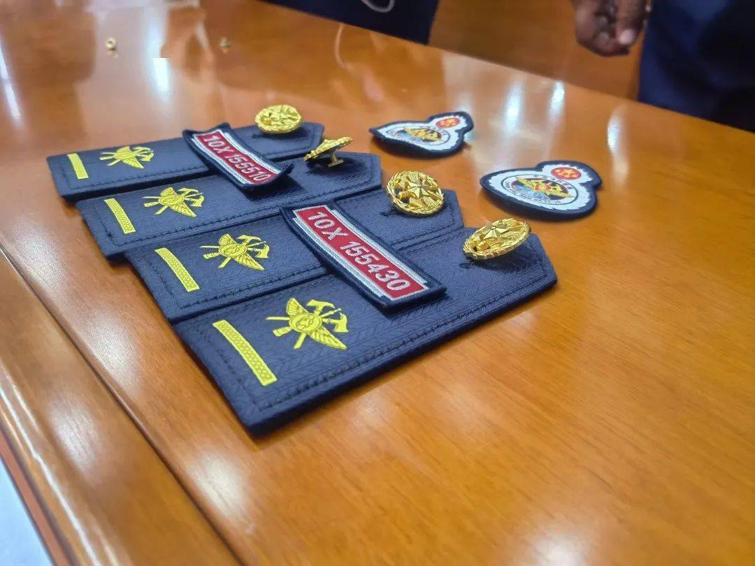 卸下消防救援衔,领花,帽徽结束这份承载着青春梦想的红门生活但荣幸的