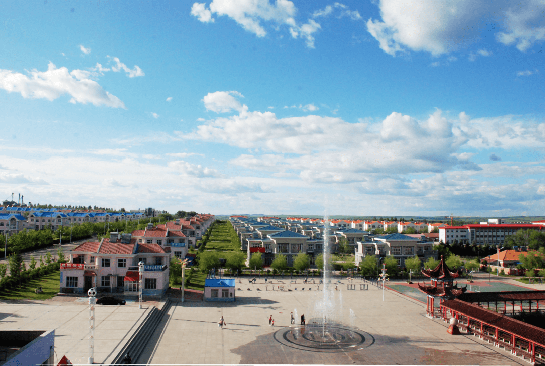 大西江农场有限公司党委书记,董事长,场长 李文生两山相待龙头聚 二水