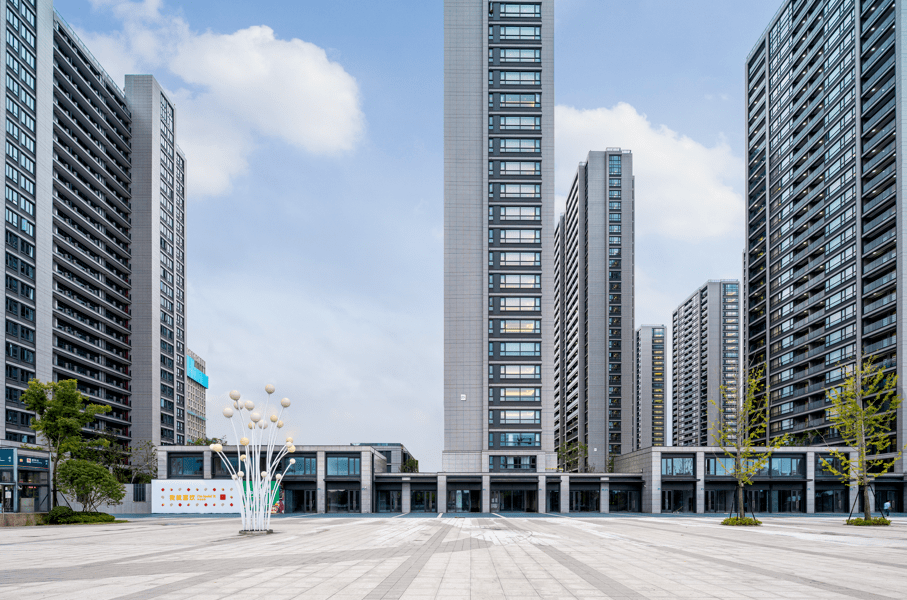 首先是人流,桂语朝阳是标准意义上的地铁盘, 从朝阳站地铁站出来步行