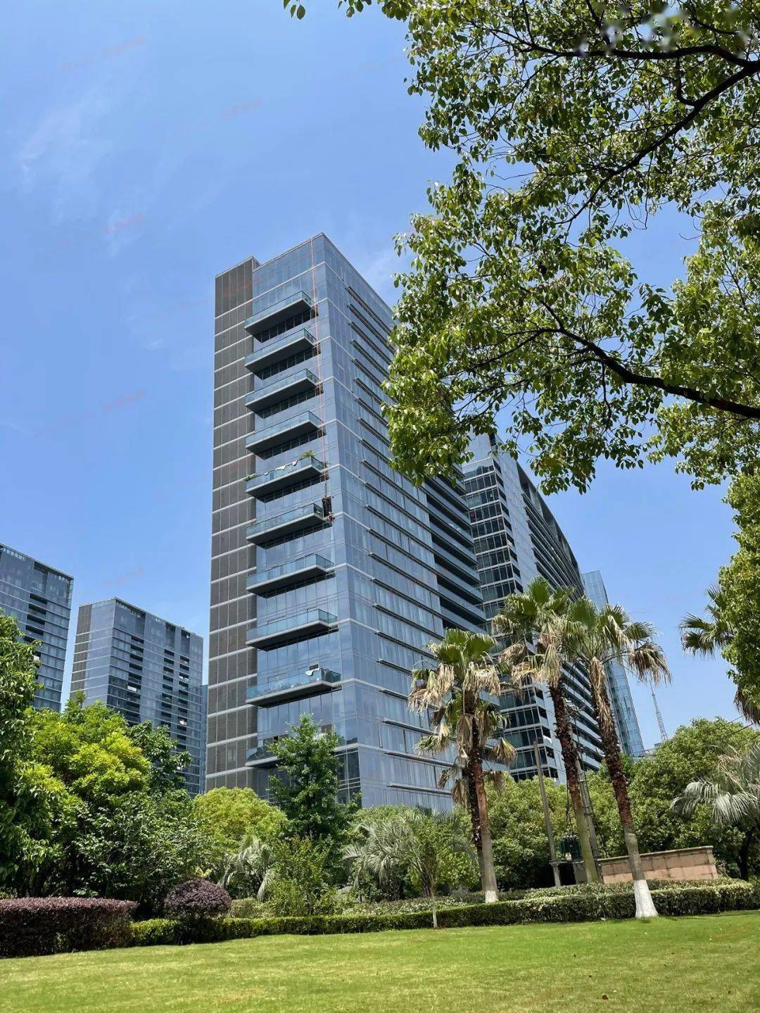 蓝色钱江实景 摄/金莹顶级豪宅区量价的"直线跳水",能够折射出当下