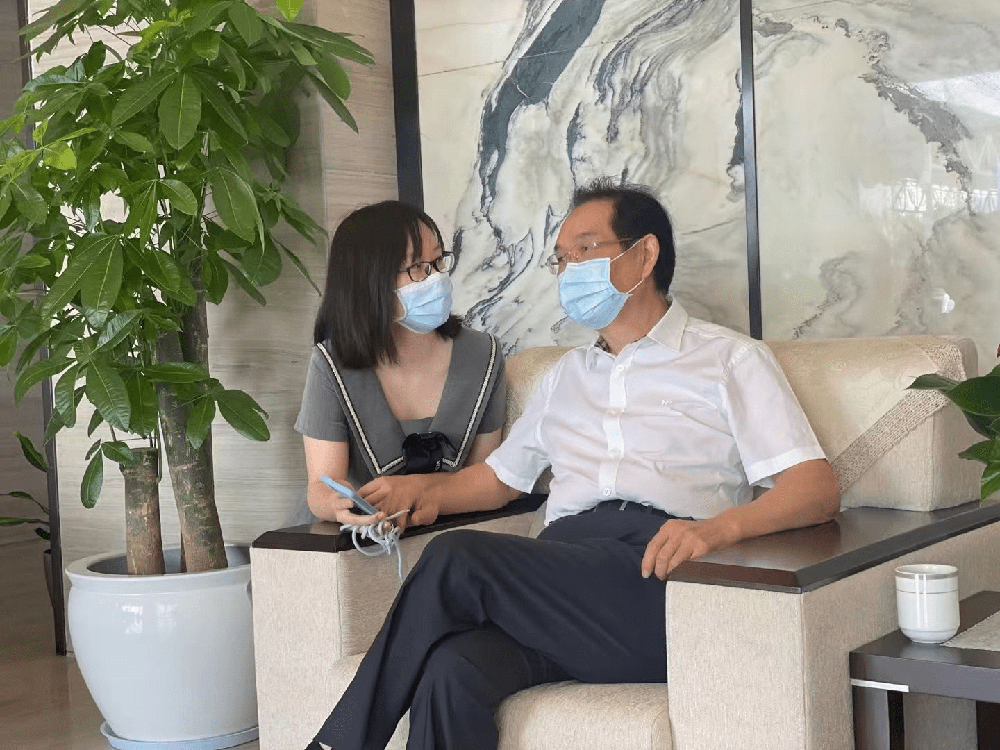 中国科学院院士陈孝平认为,科学技术要抓"两头",一个是要抓"卡脖子"的