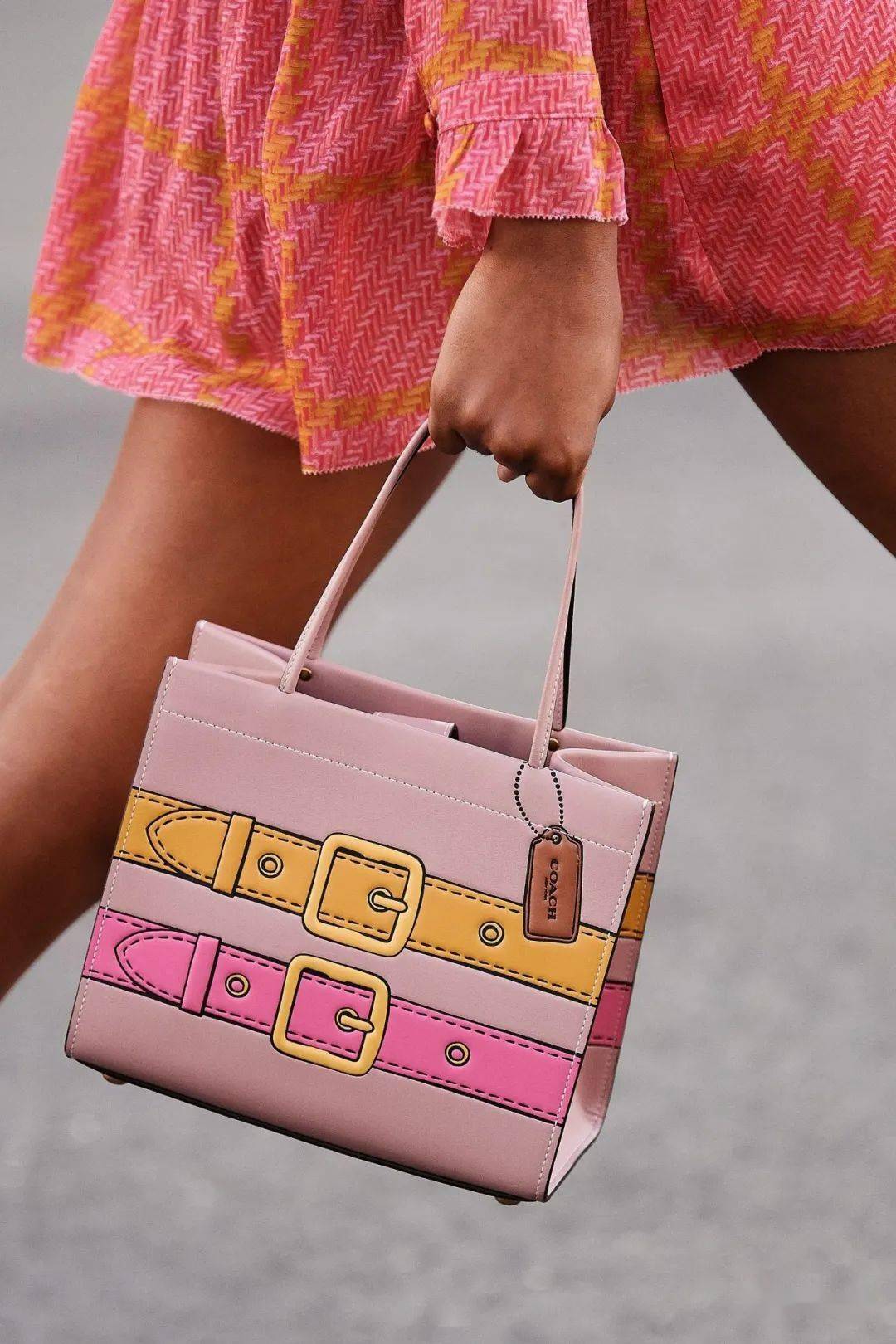 重塑时代经典coach2022春夏系列发布致敬首任设计师bonniecashin