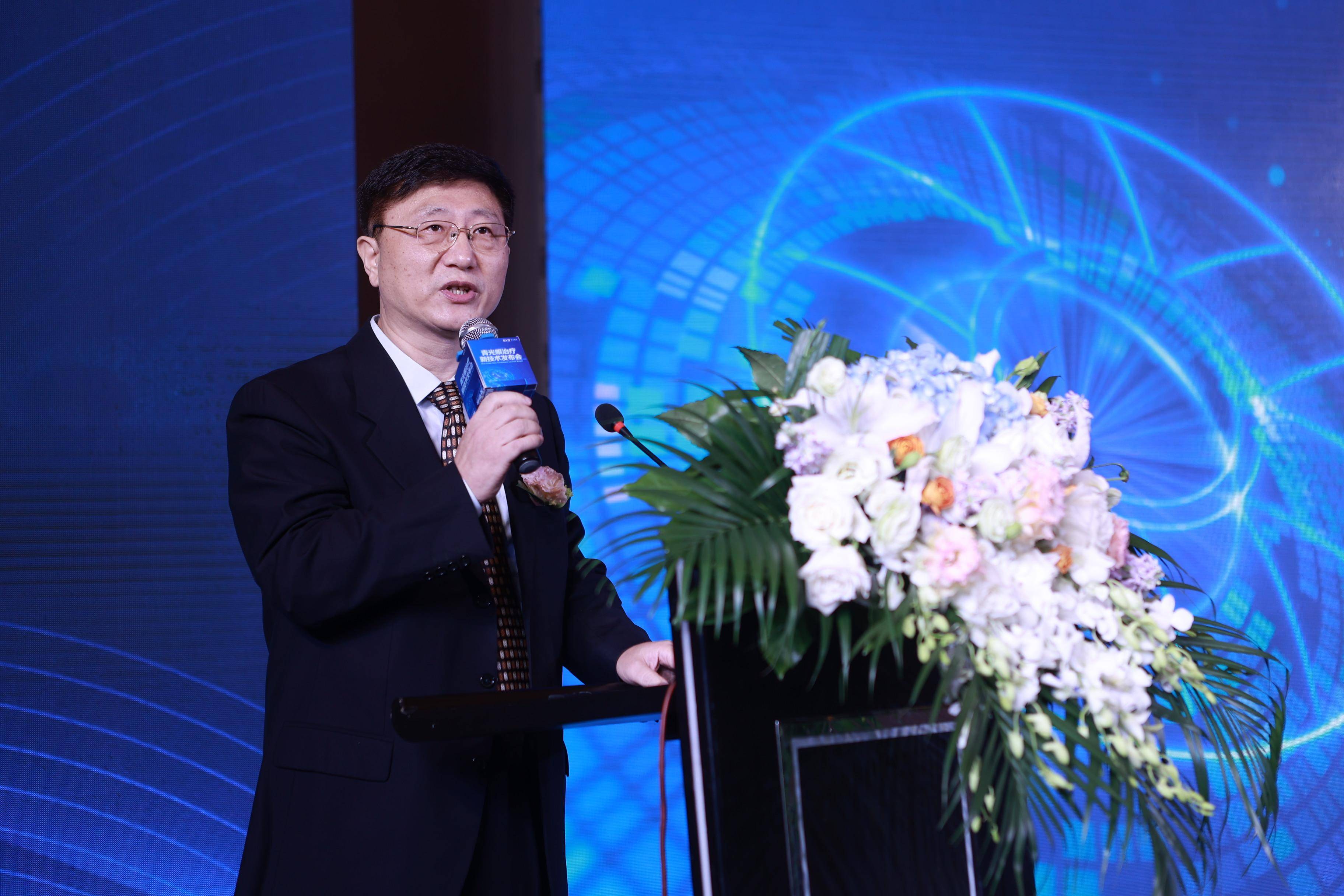 手机|青光眼致盲不可逆，睡前关灯看手机小心青光眼来敲门