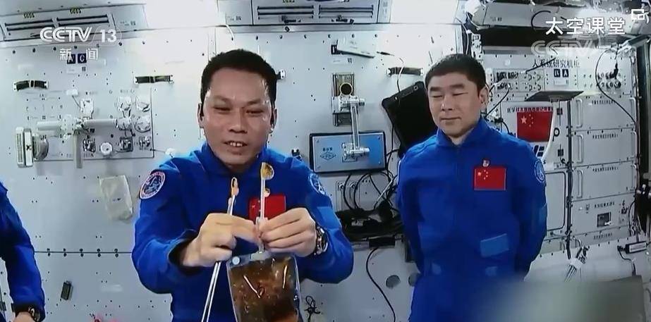 网友|汤洪波在“球景房”vlog中直呼“很激动” 三名航天员给大家送礼物了……请查收