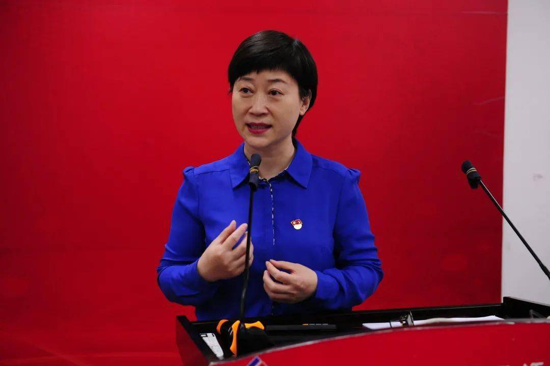 刚刚荣获全国教书育人楷模称号,石家庄外国语学校党总支副书记李红霞