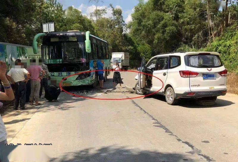 女司机开面包车与浦北公交车激烈碰撞致人