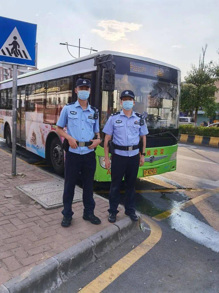该地公交配两名民警随车,每天6小时!