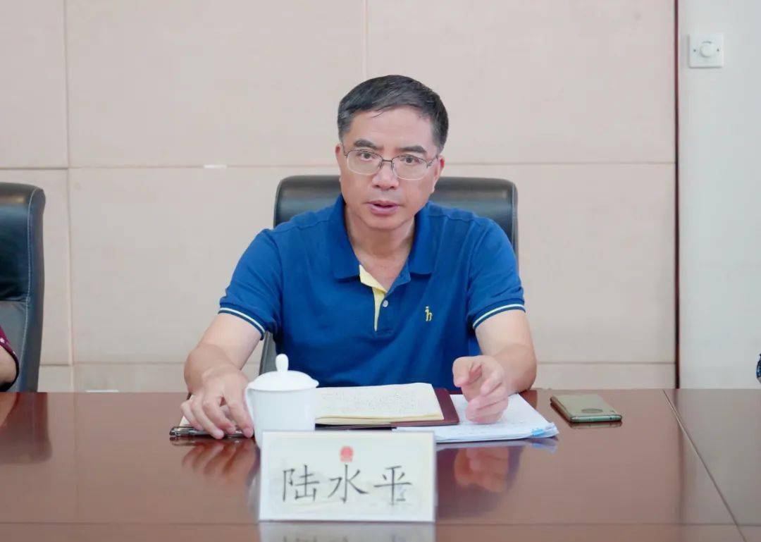 陆水平主持会议▲陆剑英就2021年区,镇两级人大代表换届选举工作