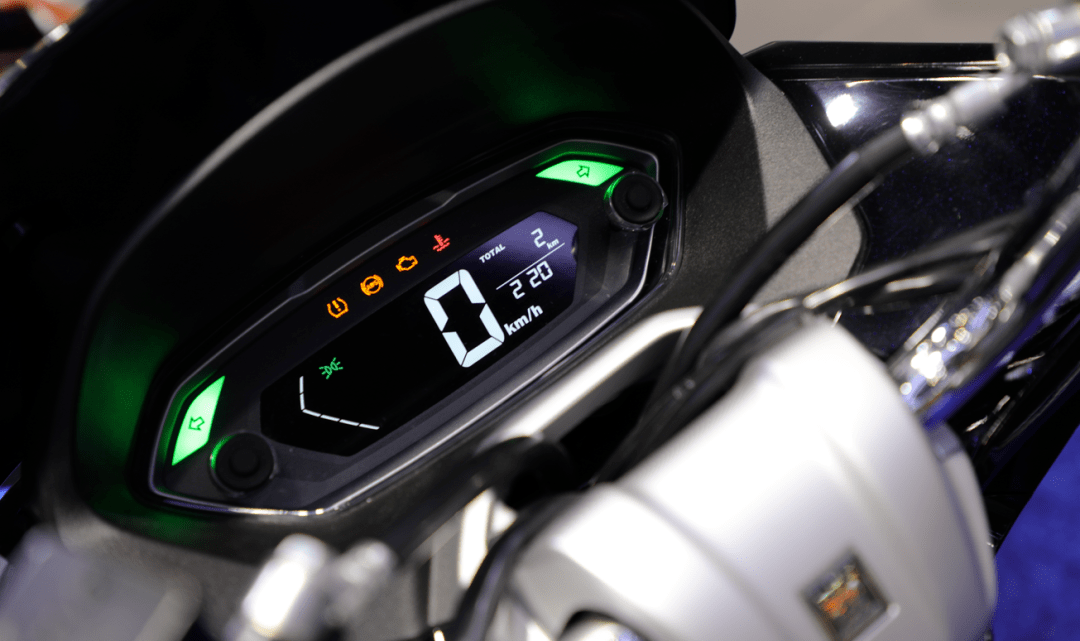 设计精巧与车身完美融合的侧翻后脚踏,全天候清晰显示的大屏液晶仪表