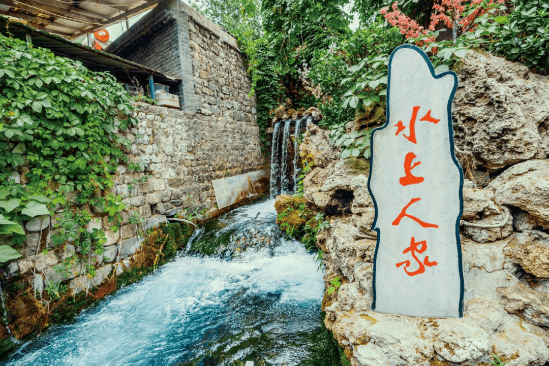 一处水上人家,依山而建,顺水而居,屋龄百年,灵气逼人,人在水上走,水在