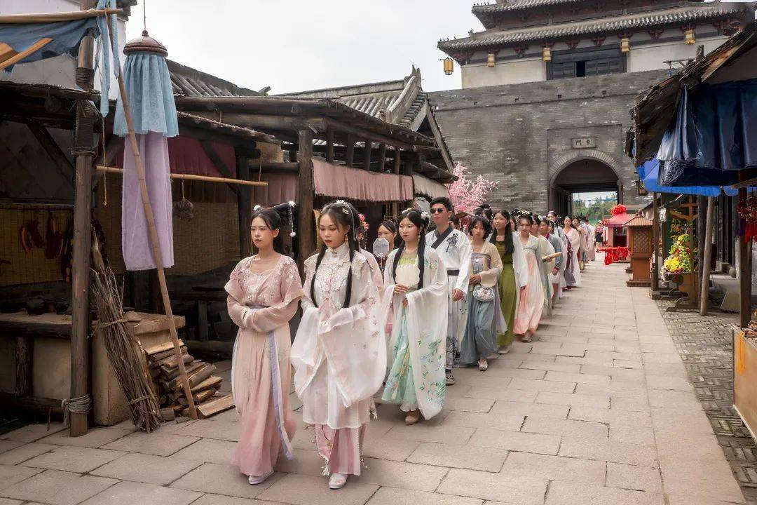 象山影视城国韵中秋浓情相伴中秋汉服游园会嫦娥探班剧组送月饼活动