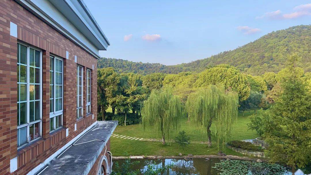 名豪山庄会所餐厅|处复古精致中,拥窗外怡人美景,品地道江阴风味