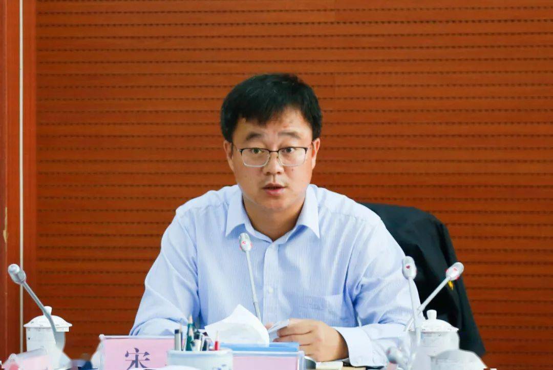 9月19日上午,利通区委副书记,区人民政府代理区长宋喜主持召开政府第