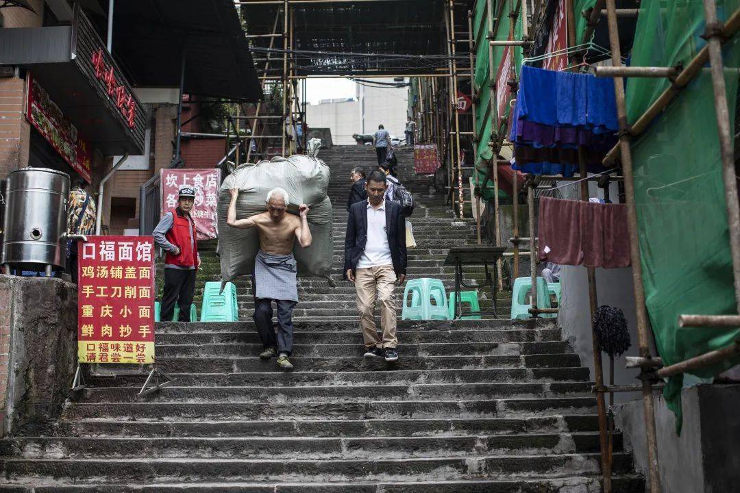 防空洞|民谣中国｜重庆：生活从爬坡开始，火锅续命，喝夜啤酒催眠