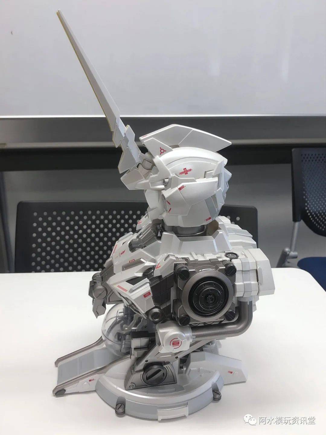 2万5000日元的究极扭蛋机「ultimate mechanix rx-0 独角兽高达」