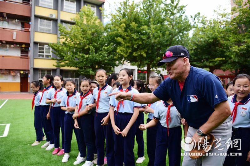雁塔区航天210小学迎来了一堂新鲜有趣的mlb棒球公益课